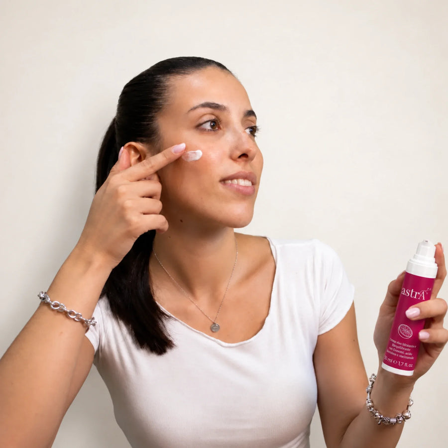 Donna applica crema viso astrA sulla guancia