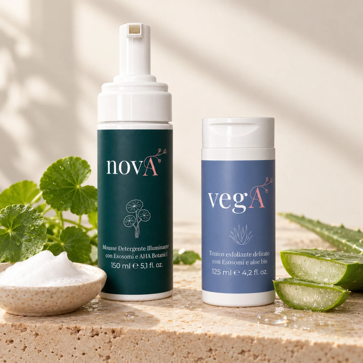 Kit Detersione Curamour con mousse novA e tonico vegA tra foglie verdi e aloe