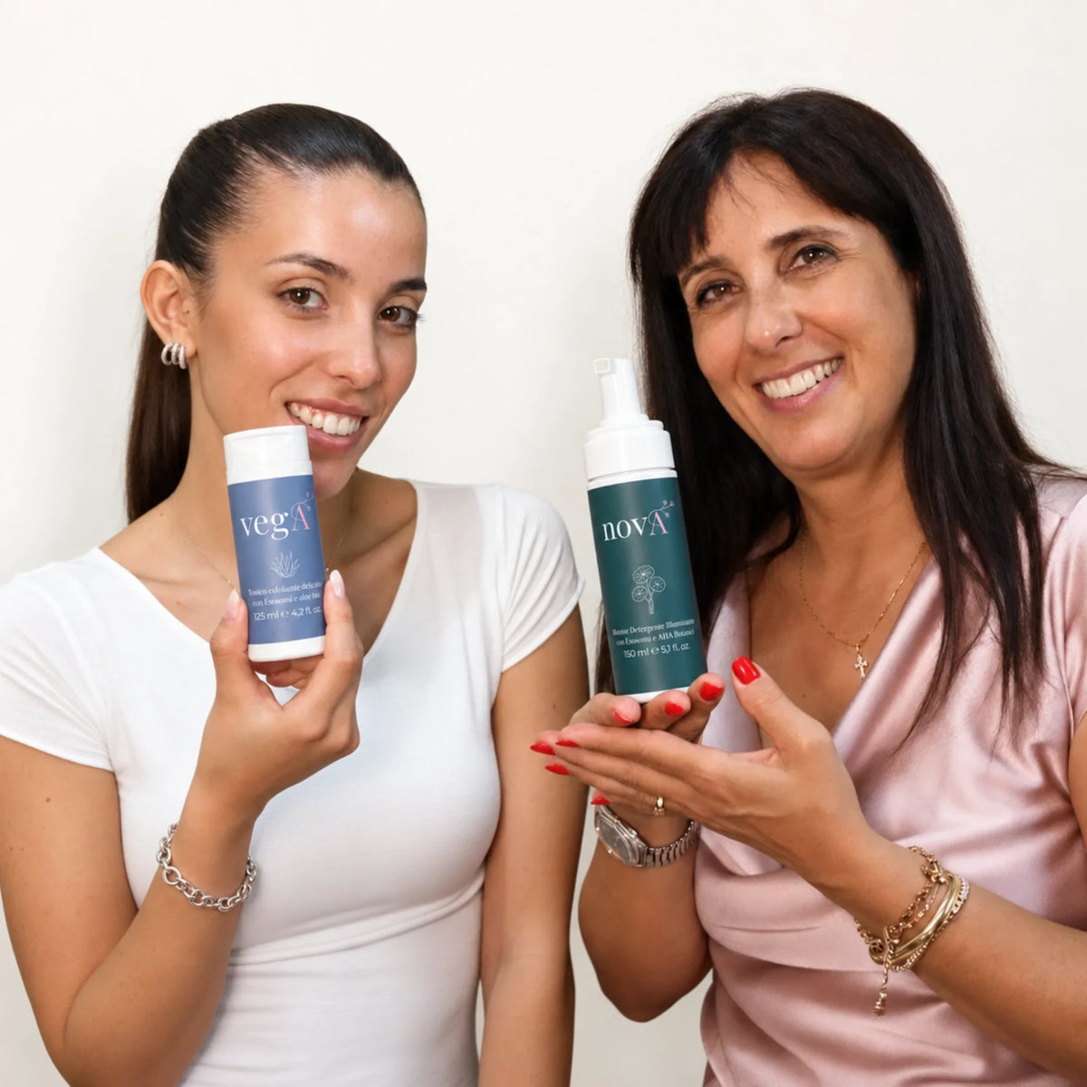 Due donne mostrano la mousse novA e il tonico vegA Curamour