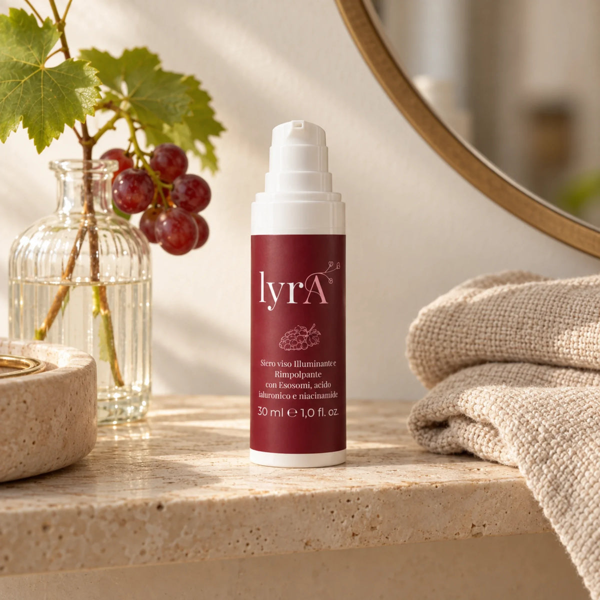 Siero viso lyrA su mensola del bagno con asciugamano e uva rossa