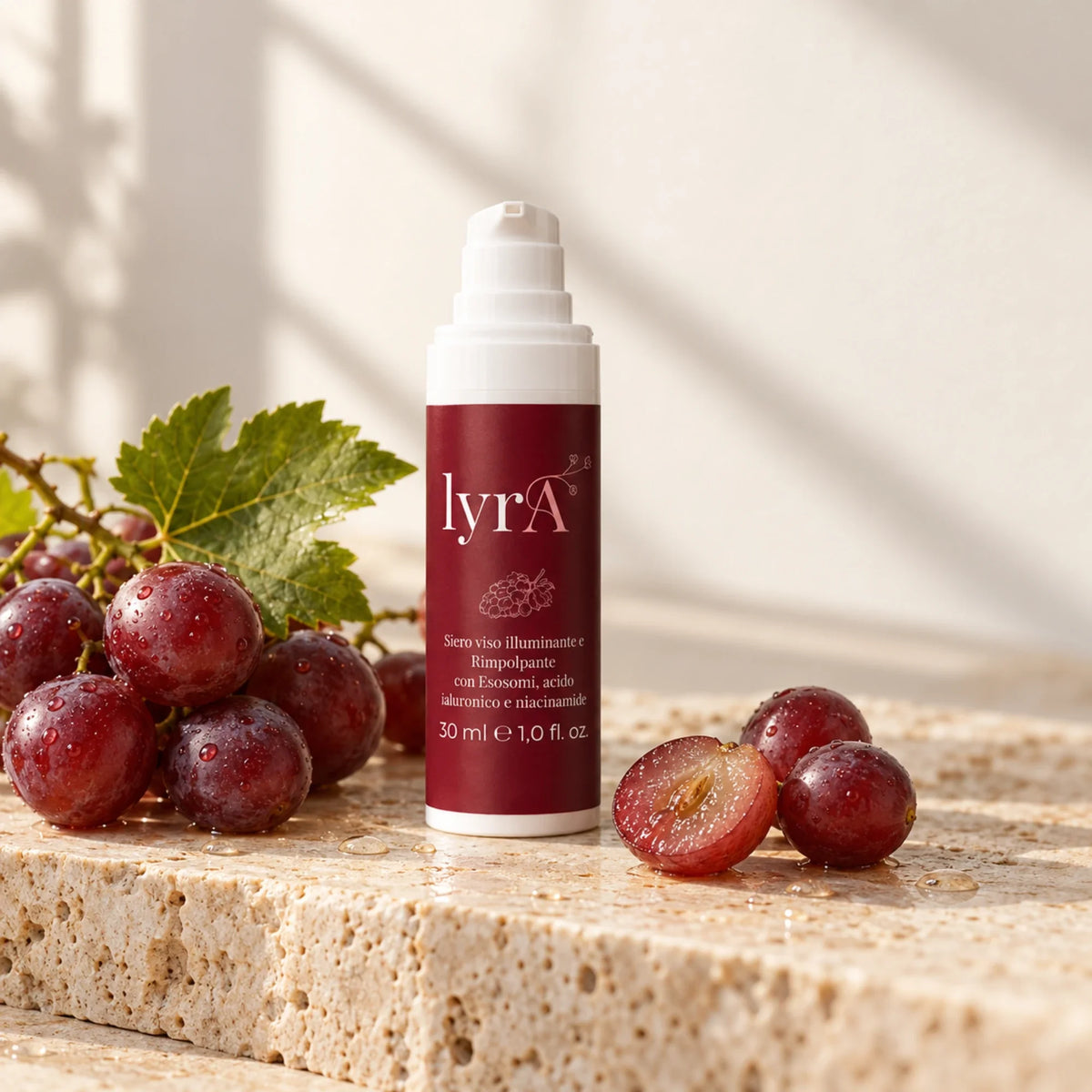 Siero viso lyrA su travertino accanto a grappoli di uva rossa