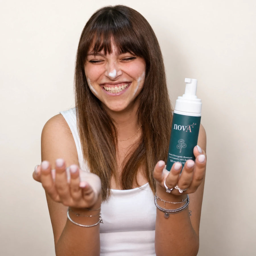 Donna sorridente mostra mousse novA e schiuma sul palmo della mano