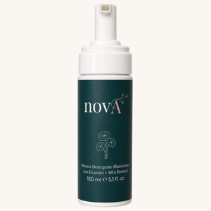 Flacone novA Curamour, mousse detergente viso, su sfondo chiaro