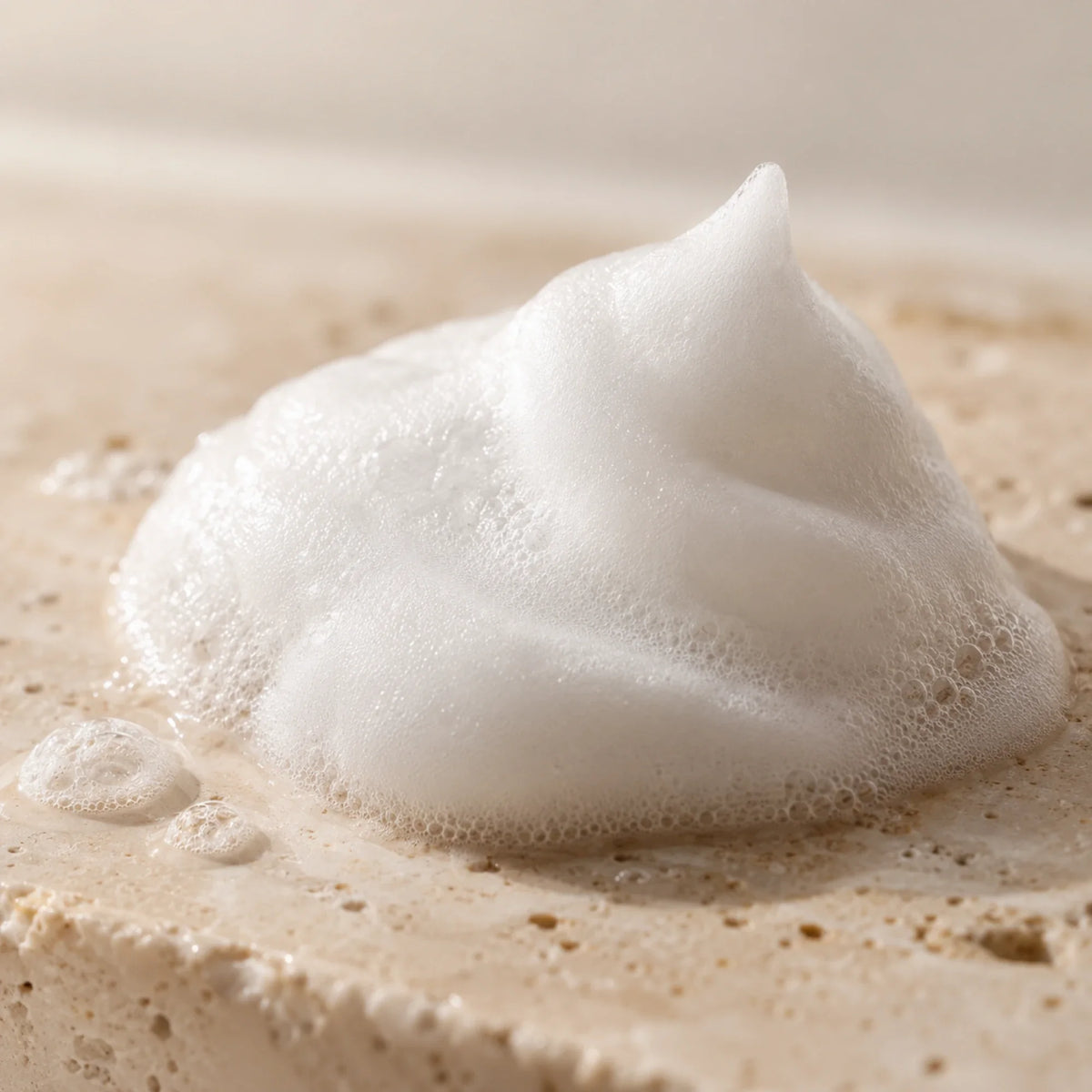 Dettaglio della texture in schiuma bianca della mousse detergente novA