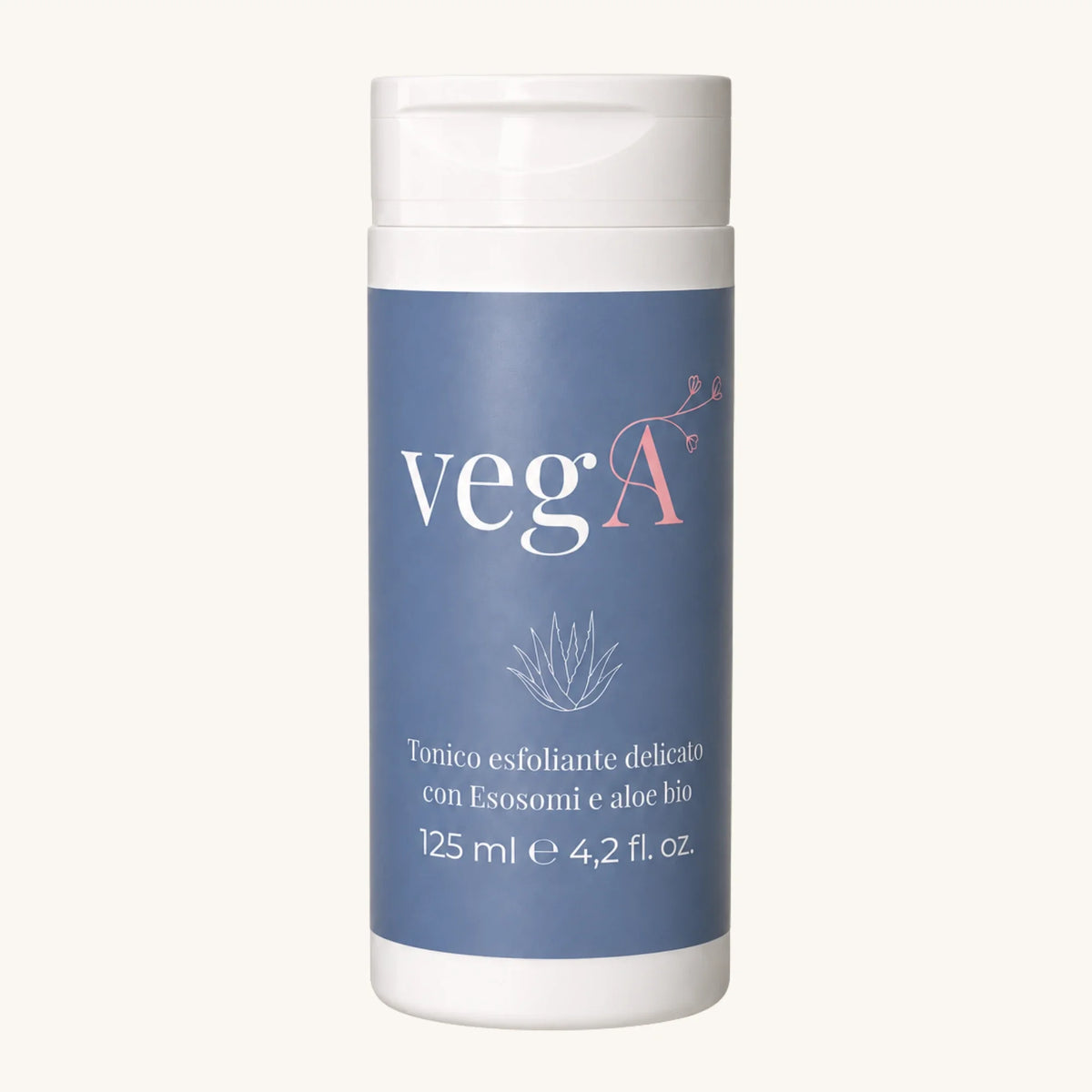 Flacone del tonico esfoliante viso vegA Curamour da 125 ml su sfondo chiaro